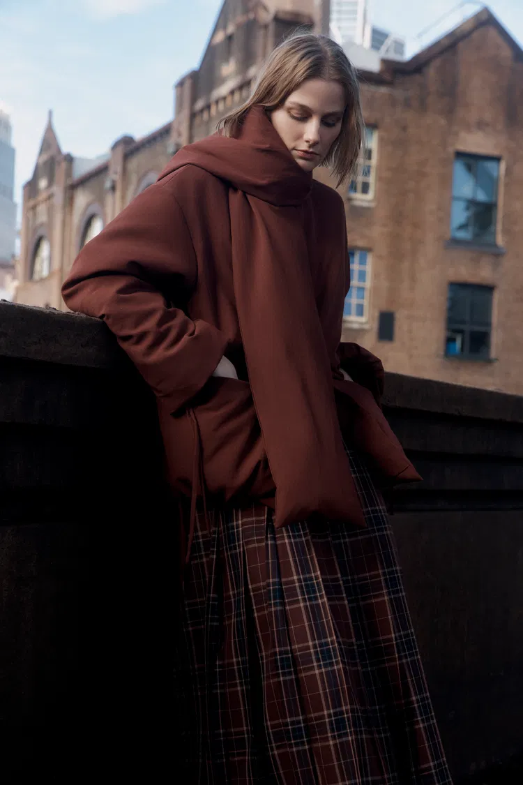Aimee Detachable Scarf Down Jacket in Hollow Yarn Fine Twill